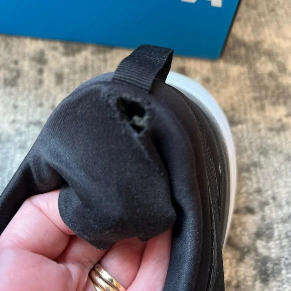 Women’s Hoka Bondi 8 Black & White, sz. 8 - Picture 7 of 9